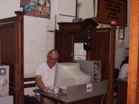 Voorzitter William Vroegop in een internet cafe.