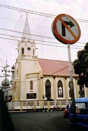 Foto van de Hervormde kerk te Malang, gelegen aan het centrale alun-alun.