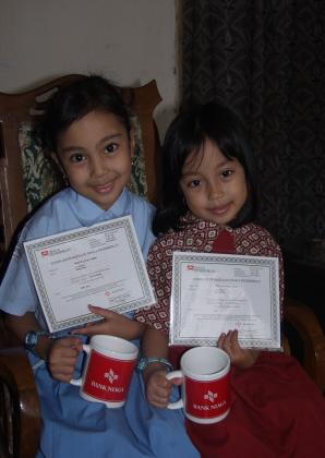 Kinderen met spaar-certificaten van Bank Niaga.