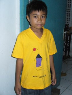 Een van onze kinderen in een Suvono-shirt met de winnende tekening.