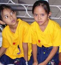 Shelly Citra Kusuma en haar zusje in wereld-shirt