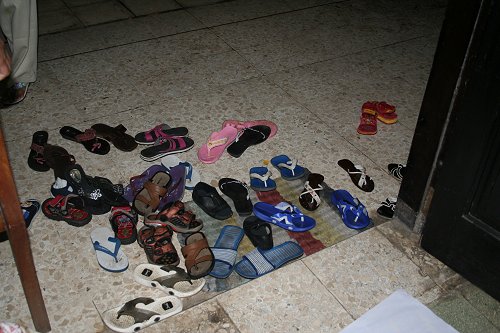 Het aantal sandalen zegt redelijk veel over het aantal kinderen dat binnen is.