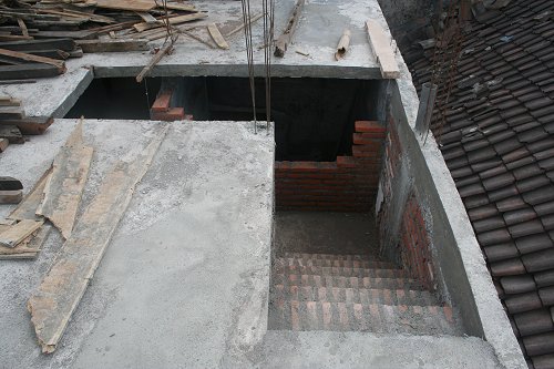 De trap naar beneden is ook af in ruwbouw.