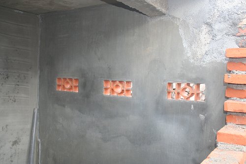 Aangesmeerde muur met sier-elementen voor de lucht-doorstroom.