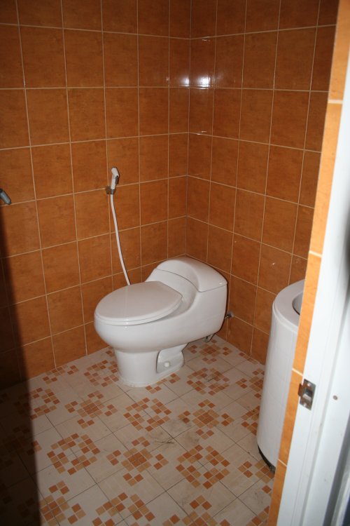 De badkamer met een echt Westerse wc, mandi bak en stromend water in de fontijn.