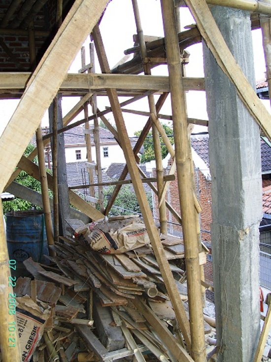 Het balkon vol met bamboe steunpilaren.