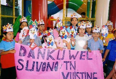 De kinderen met een tekst gemaakt door Pipiet Sulistyowati. 'Dank u wel Suvono & Tuan Vuisting'