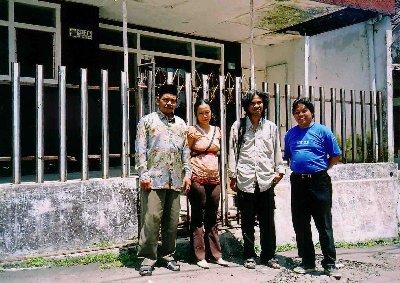 De voorkant van het kantoor met van links naar rechts: Wijkhoofd Pak Bambang (2e secretaris), Pipiet Sulistyowati (penningmeester), Agung Priyo Wibowo (secretaris) en Anang Mardianto (voorzitter)
