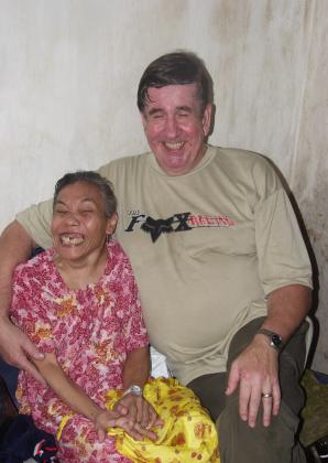 Clim met de zwaar invalide vrouw Mbak Tien.