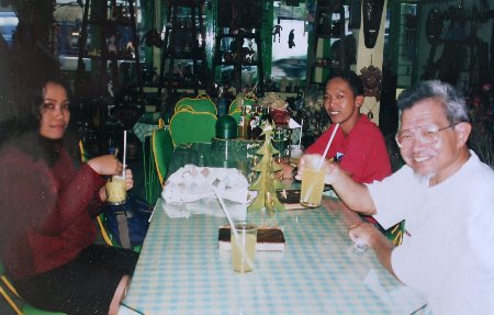 Harry van Kleef (rechts), Pipiet Sulistyowati (links) en Maulana (bestuur LKS) in een restaurant in Lawang.