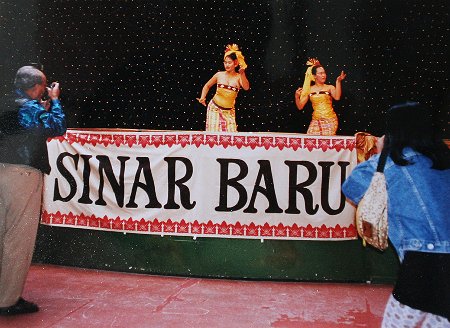Foto van twee danseressen van Sinar Baru.