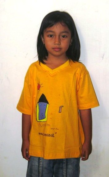Sifa Fauziah in wereld-shirt