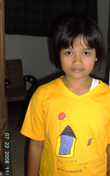 Ayu Maulina Diah in Suvono wereld-shirt