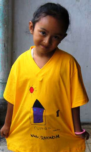 Adinda in het Suvono Wereld-shirt