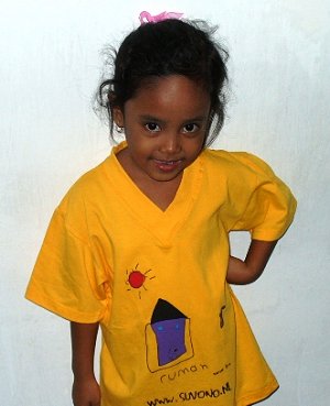 Difa Aprillia Amino in wereld-shirt.