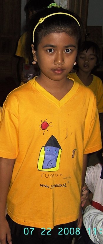 Sherly Afriani in wereld-shirt.