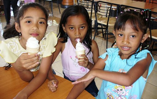 Kinderen genieten van een ijsje achteraf.