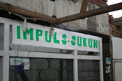 De naam van het wijkkantoor, Rumah Impuls, blijft hangen gedurende de verbouwing.